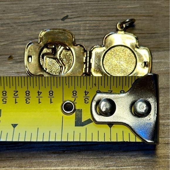 VINTAGE GIRL SCOUTS GOLDEN LOCKET NECKLACE CHARM - Picture 7 of 7